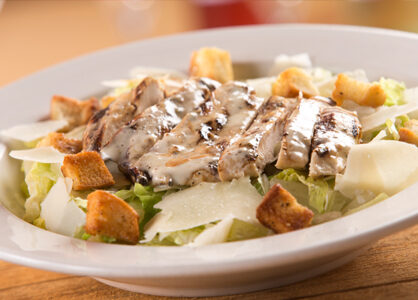 Ensalada César de Pollo a la Parrilla con Mezquite